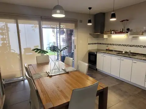 Casa 4 ambientes con 2 baños