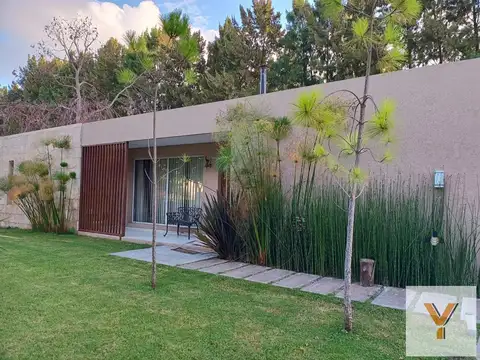 Casa en venta - 3 Dormitorios 4 Baños -Club Miralagos- La Plata.