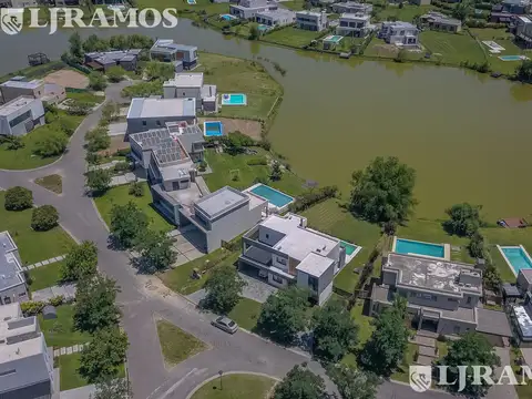 Casa en Alquiler con 5 cocheras