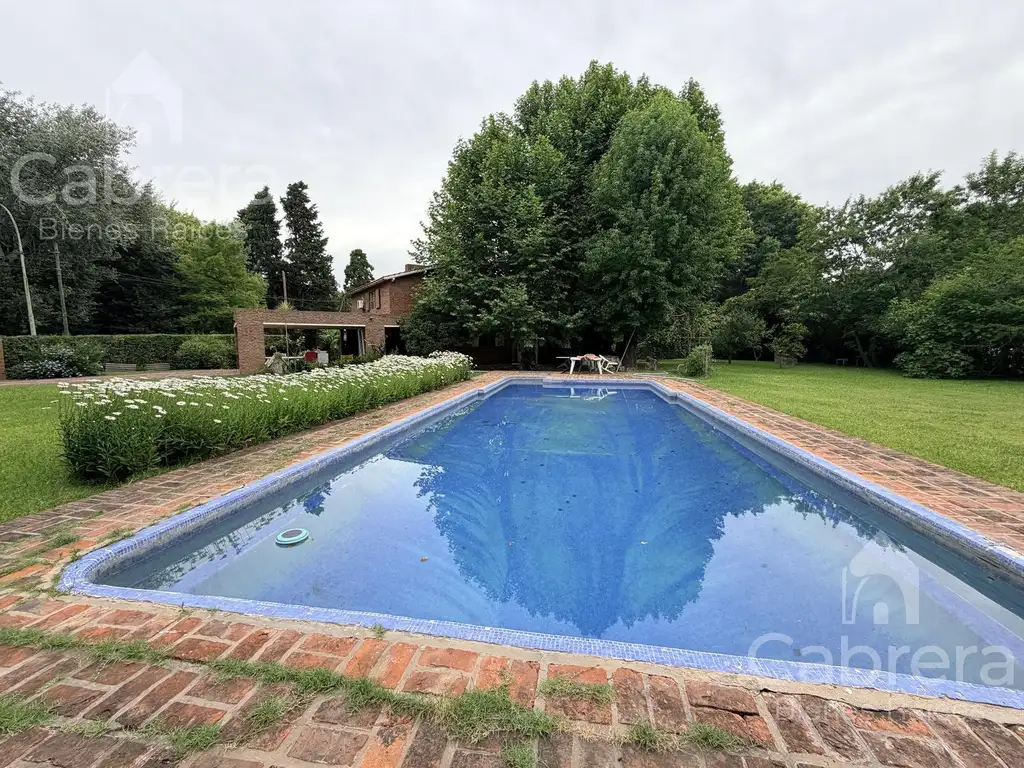 Casa - 193  m² Cubierta | 4 dormitorios | 60 años | 3 baños | 6 ambientes | 4 cocheras
