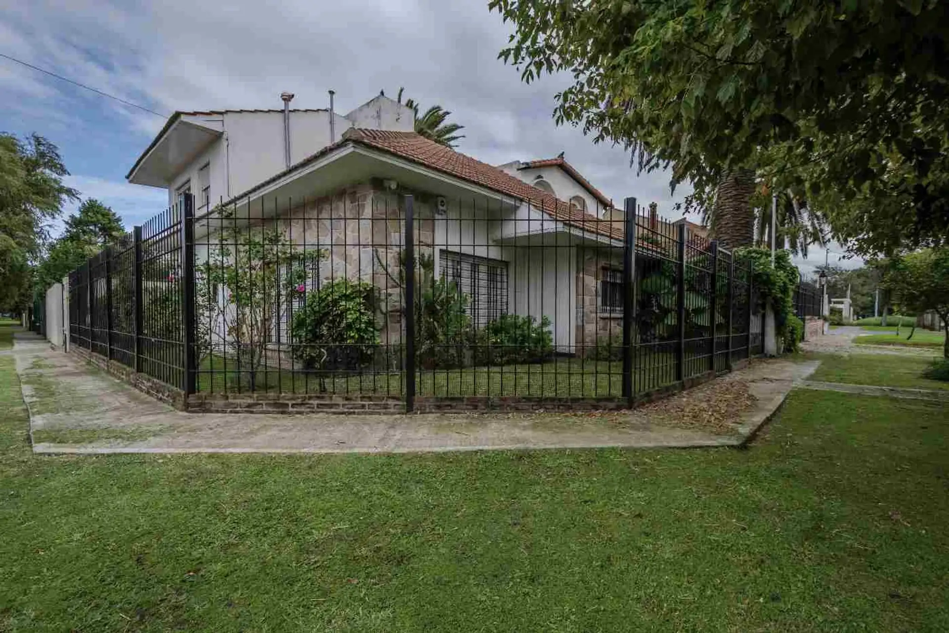 VENTA CASA 4 AMB CON JARDÍN Y COCHERA PARQUE LURO