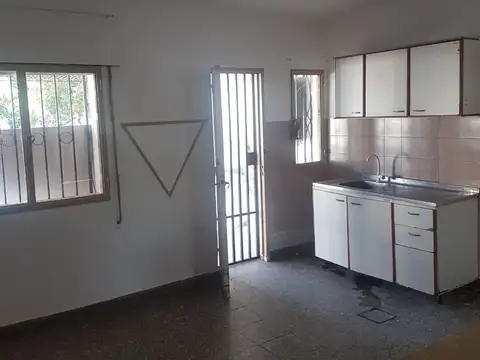 Casa 4 ambientes con 1 baño