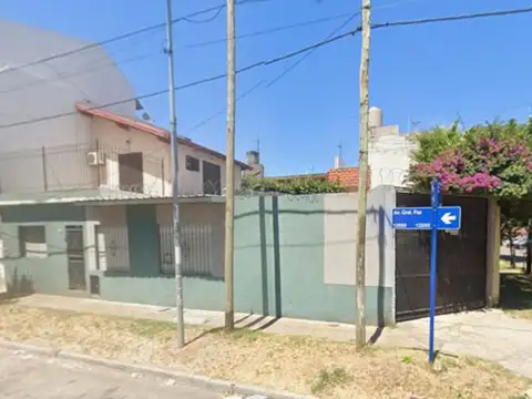 CASA DE 3 AMBIENTES EN ESQUINA, CON ENTRADA PARA  2 AUTOS