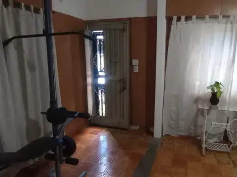 CASA DE 3 AMBIENTES EN ESQUINA, CON ENTRADA PARA  2 AUTOS