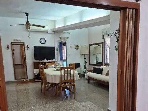 VENDE CASA DE 4 DORM EN BARRIO PARQUE REPUBLICA