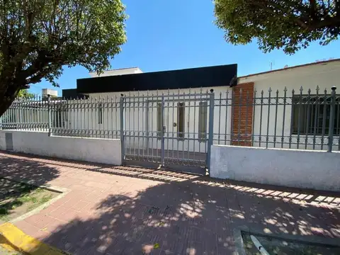 VENDE CASA DE 4 DORM EN BARRIO PARQUE REPUBLICA