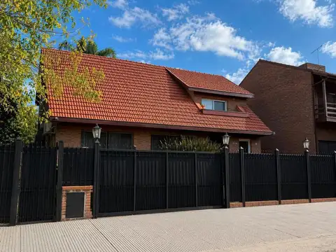 EN VENTA CASA DOBLE LOTE 4 AMB C/ DEP, C/QUINCHO Y PISCINA.