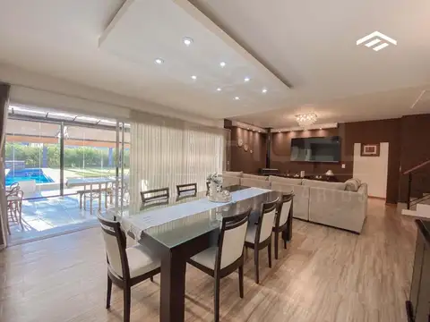 Casa en Venta con 2 cocheras