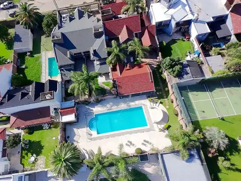 VENTA CASA CON PILETA B. PARQUE CALCHAQUI QUILMES