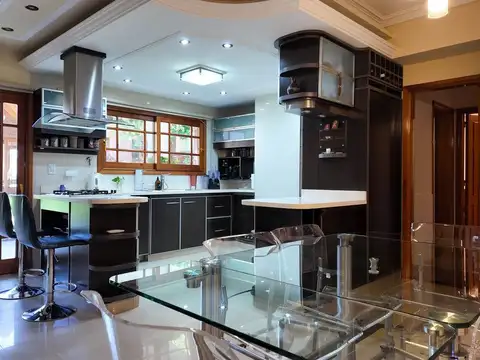 Casa 6 ambientes con 7 baños