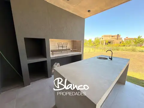 Casa 6 ambientes con 5 baños
