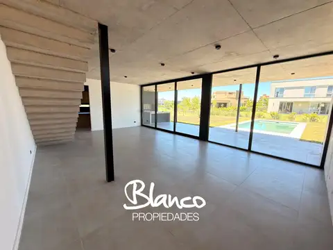Casa 6 ambientes con 5 baños