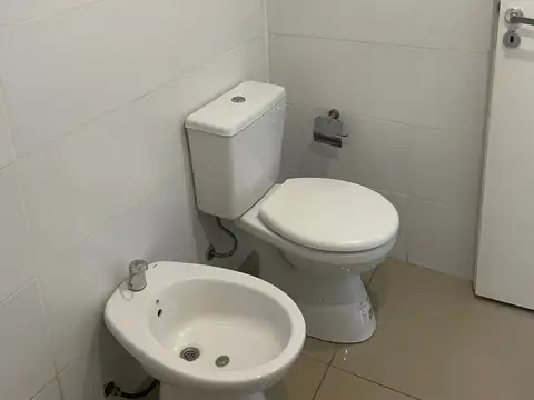 Departamento 2 ambientes amplio con balcón. 2do piso al frente. Posesión inmediata