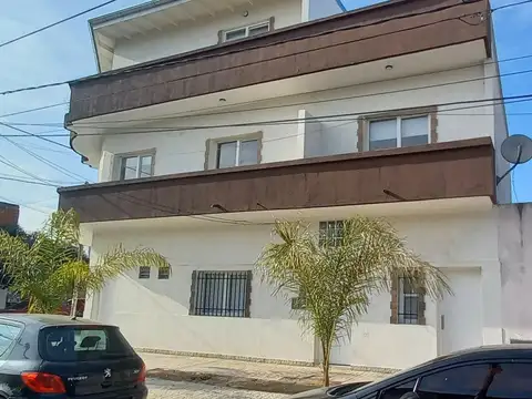 Departamento 2 ambientes amplio con balcón. 2do piso al frente. Posesión inmediata