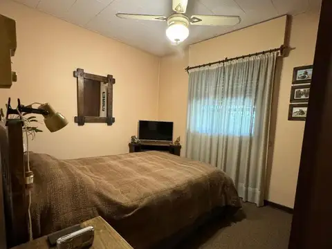 CHALET 4 AMBIENTES EN VENTA CON JARDIN