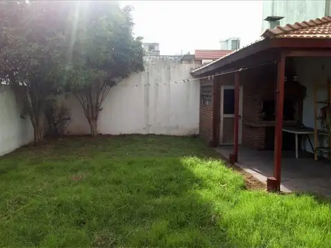 EXCELENTE Chalet a metros de Avenida Mitre 3 DORMITORIOS, GA