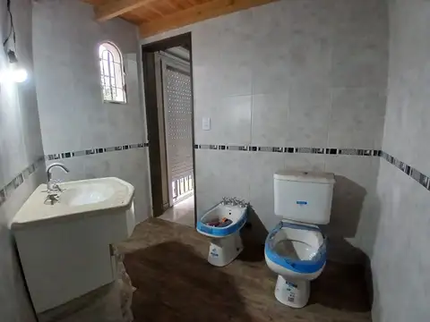 VENTA CASA CON DOS LOCALES Y DEPTO LAFERRERE