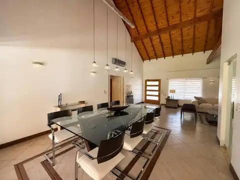 Clásica, impecable y lista para mudarse. Elegancia y calidad rodeada de verde.