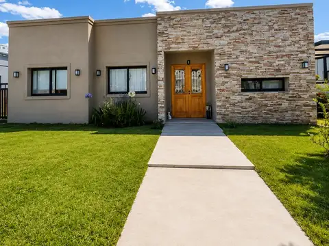 Casa Chalet  en Venta en Santa Lucia, Pilar del Este, Pilar