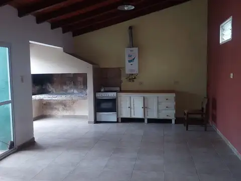 Casa 5 ambientes con 2 baños