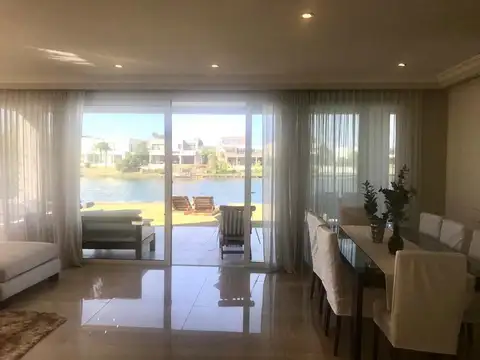 Casa 6 ambientes con 4 baños