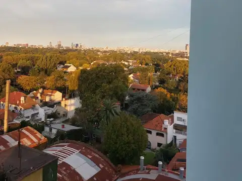 EXCELENTE SEMIPISO 2 AMB.  VISTA PANORAMICA CON BALCON ATERRAZADO ( 8.66 x 3) CON PARRILLA