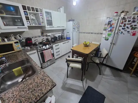 Casa en lote propio de 4 ambientes en 2 plantas con cochera