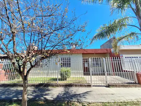 VENTA CASA 4 DORM GALERIA POETA LUGONES CBA