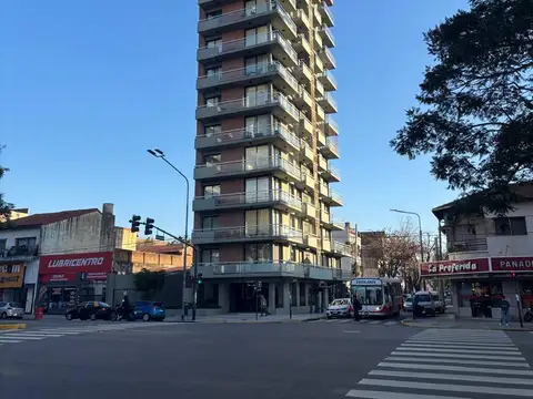 La Lucila: Edificio Laguzzi, Excelente 3 Ambientes con Balcòn y Cochera Cubierta