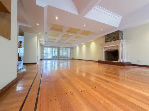 Casa en Alquiler con 6 cocheras