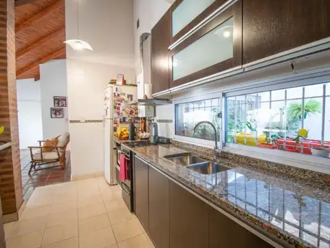 CASA  3 DORMITORIOS-PATIO -COCHERA