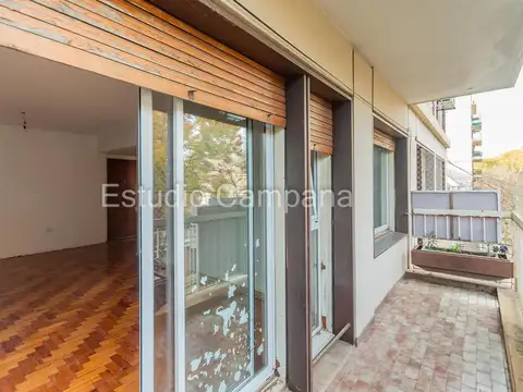 Departamento. Cuatro ambientes. Dependencia de servicio. Cochera. Balcón corrido. Al frente.