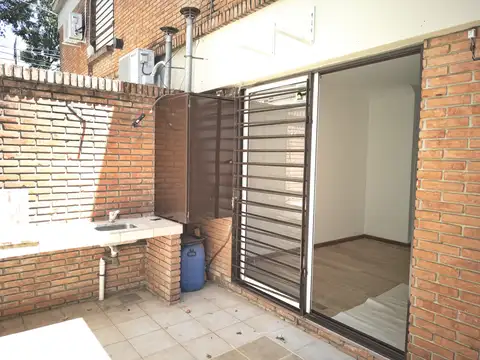 Duplex en Florida. Acceso deirecto desde la calle con espacio guardacohe.