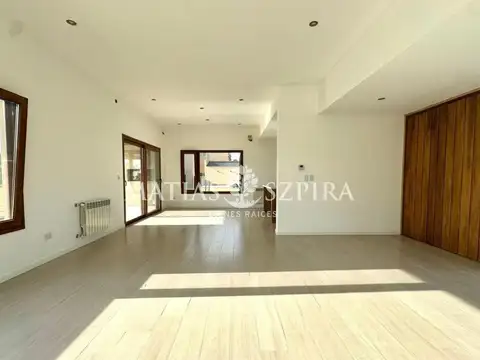 Casa en Venta con 3 cocheras