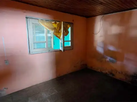 IMPERDIBLE CASA A RECICLAR 2 DORMITORIOS CON PATIO CASACCIA Y ESTEBAN DE LUCA