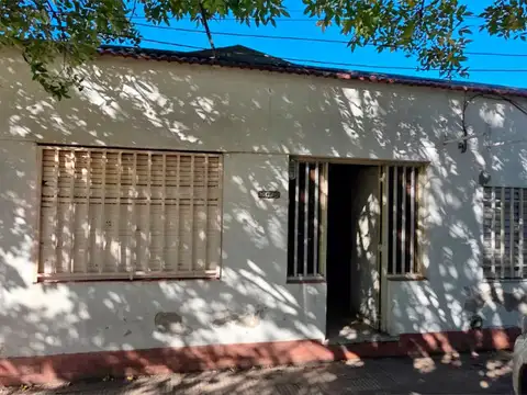 IMPERDIBLE CASA A RECICLAR 2 DORMITORIOS CON PATIO CASACCIA Y ESTEBAN DE LUCA
