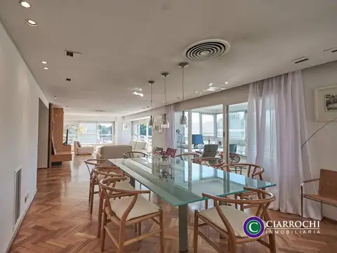 Torre - Av. Del Libertador - Excelente Piso de Categoría c/ Balcón, Vista Abierta y Cochera Fija