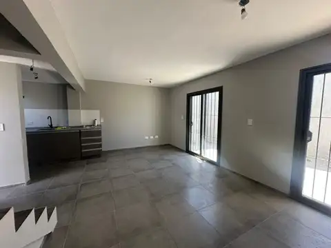OPENHOUSE INMOBILIARIA alquila excelente dúplex en Barrio Sanidad
