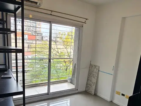 Monoambiente al frente  divisible con balcon  34m2 - bajas expensas - terraza c/parrilla - 8 años antig