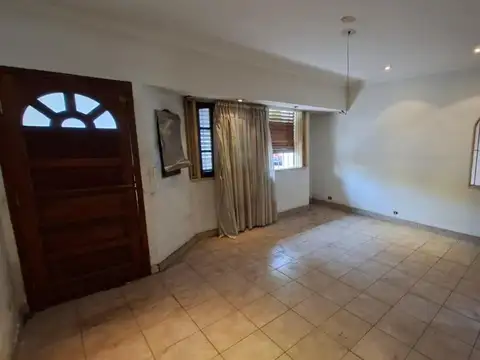 CASA 3 AMBIENTES C/GARAGE - FONDO - GALPON