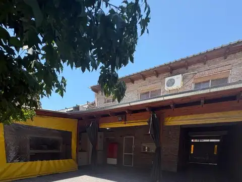 Casa en Venta con 3 cocheras
