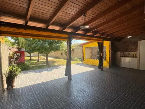 Fisherton casa tres dormitorios con amplio jardin