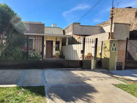 CASA 3 AMBIENTES + ESCRITORIO, PATIO Y COCHERA
