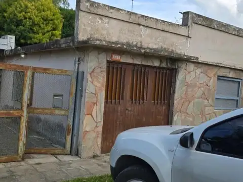 Casa en venta - 2 Dormitorios 1 Baño - Etcheverry