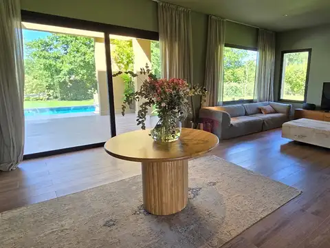 Casa 6 ambientes con 4 baños