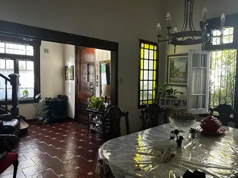 Venta-Casa-Estilo Tudor-Apto Credito-Impecable Estado-Cocheras-Pileta-Seis Ambientes.