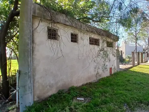 Galpón con dormitorio y fosa.