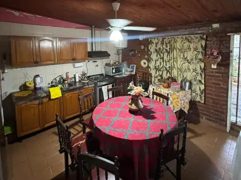 Casa 4 ambientes con 2 baños