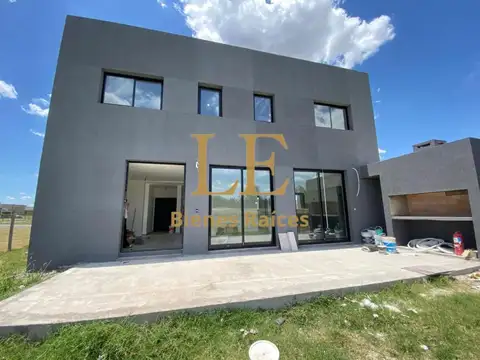 Casa 4 ambientes con 3 baños