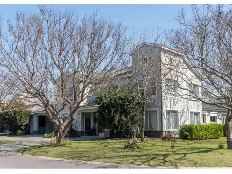 Casa en Venta con 3 cocheras